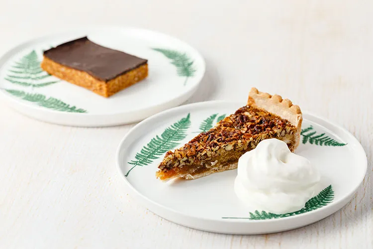 Hembakat fika med kakor och bakverk på Gamla Bibliotekscaféet